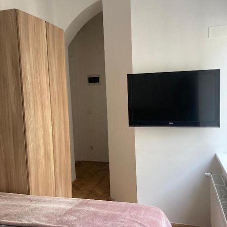 Tiny Twix Room In The City Centre Любляна Екстер'єр фото